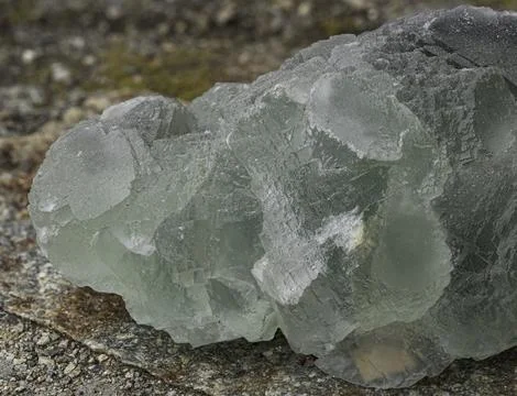 Close-up view of a translucent green fluorite crystal cluster, exhibiting n.. Foto stock