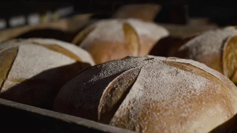 Close view of tray with freshly baked loaves of rye round bread with bran Vídeo Stock 147256154