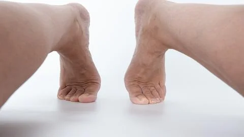 Close-up view of two bare feet positioned apart on a smooth surface, showcasing Foto stock