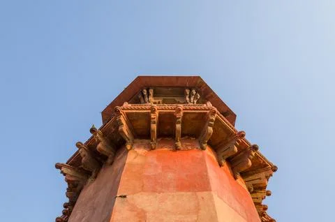 Close-up view of the upper section of a red sandstone tower at Akbars Tomb in Foto stock