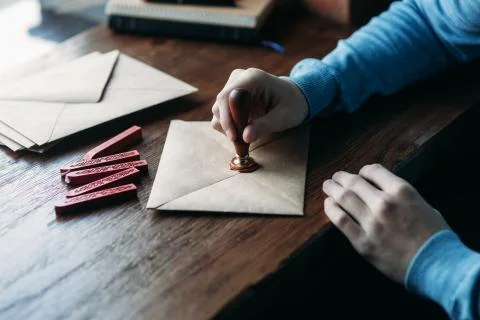 Close up view of using sealing wax on the envelope. Stamp Foto stock