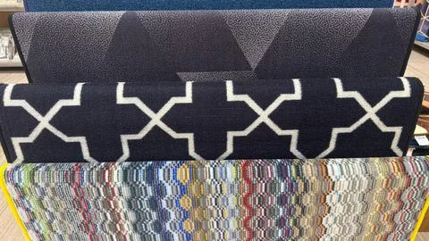 Close-up view of various fabric rolls with different patterns and colors fo.. Foto stock
