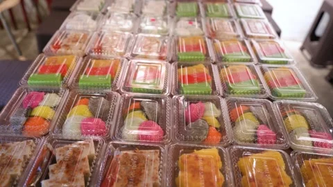 Close-up view of various types of Nyonya Kuih selling in the shop 動画素材 285505379