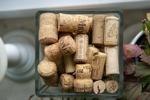 Close-up view of various wine corks in a glass container Stock-Fotos