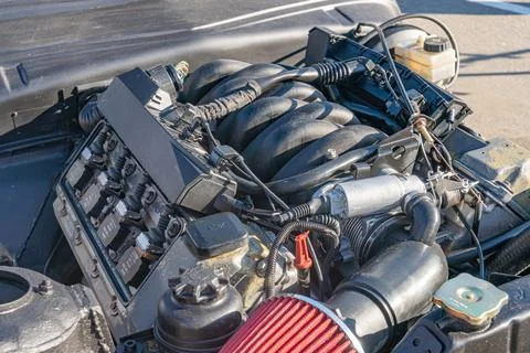 Close-up view of a vehicles engine compartment, featuring an angular engine b Foto stock