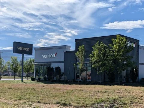 Close view of Verizon storefront and signage on commercial building Foto stock