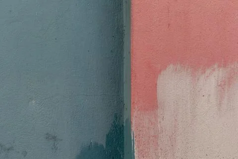 A close-up view of a wall with peeling paint in contrasting colors Stock-Fotos