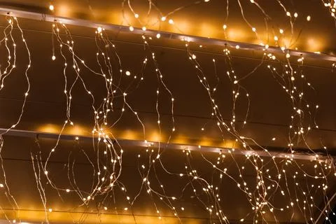 Close-up view of warm glowing string lights creating a festive atmosphere Foto stock