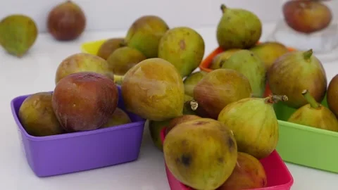 Close view of washing green fig fruits with water Stockbeeldmateriaal 148214017