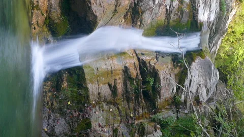 Close-up view of a waterfall in vertical format. Silk effect. Vídeos de archivo 308404044