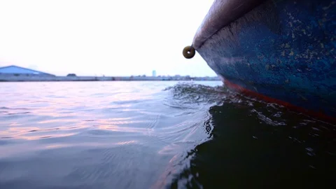 A close up view from the water's surface with an out of focus harbor in the b 動画素材 128781831