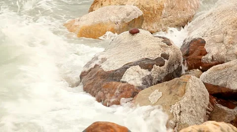 Close view to the waves breaking on the stone, seamless loop Vídeos de archivo 2849976