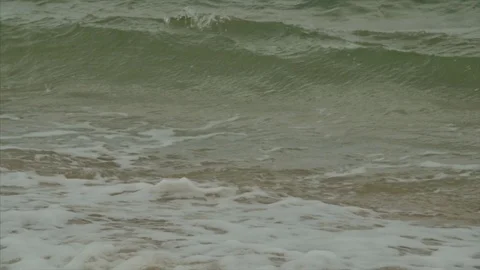 Close view waves moving and making foams Vidéo 103356174