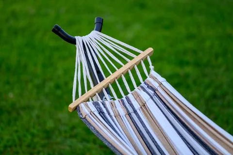 A close-up view of a well-crafted hammock resting on vibrant green lawn wit.. Foto stock