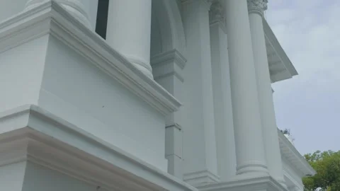 Close up view of the white architectural columns of a classic building exterior. Video stock 343369996