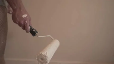 Close view of white man hand taking a painting roller from handle in front Vidéo 148153716