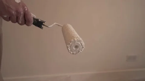 Close view of white man hand taking a painting roller from handle in front Vidéo 148392197