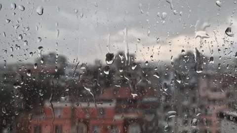 Close-up view of a window with large drops of rain running down it Vídeos de archivo 335040078