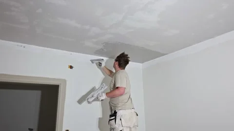Close up view of worker applying plaster on ceiling corner during apartment Vídeos de archivo 327672831
