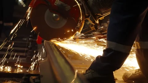 Close-up view of a worker using a high-speed grinder to cut a steel rail 스톡 동영상 333051135
