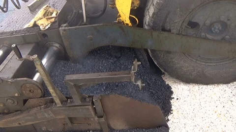 Close view on the workers and the asphalting machines Vidéo 113446567