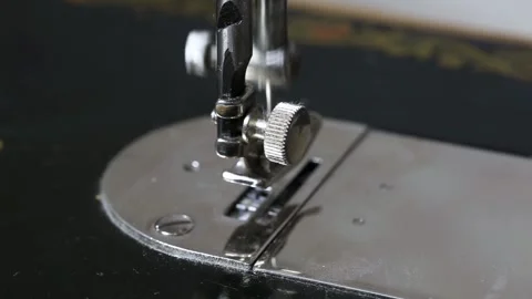 Close up view of working needle bar mechanism on vintage black sewing machine Stockbeeldmateriaal 329213239