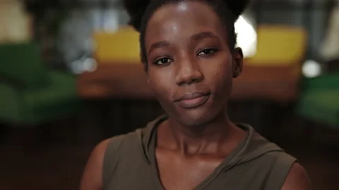 Close up view of young serious afro american woman propping and turning head Video stock 152132711