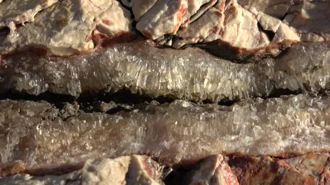 Close up viewing raw calcite crystal formation inside rock fissure Vidéo 344971748