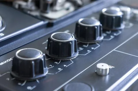 Close-Up of Vintage Audio Control Knobs on a Retro Device Foto stock
