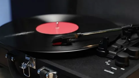 Close-up of a vintage record player spinning a black vinyl disc Vidéo 340844739