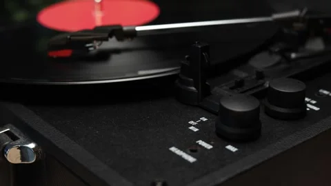 Close-up of a vintage record player spinning a vinyl with a cup of coffee Vidéo 340844792