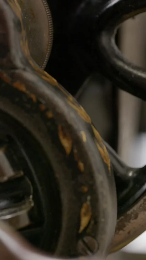 Close Up of Vintage Sewing Machine Mechanical Details Stockbeeldmateriaal 334876858