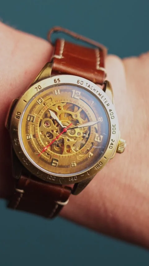 Close-up of a vintage skeleton watch with a brown leather strap on a wrist Vidéo 343838189