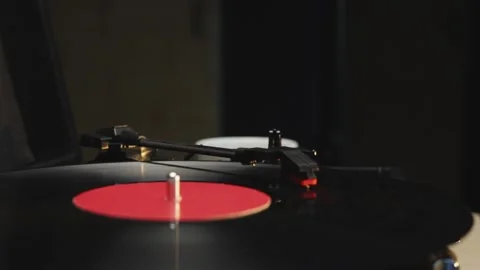 Close-up of a vintage vinyl record player needle on spinning black vinyl Stockbeeldmateriaal 340844894
