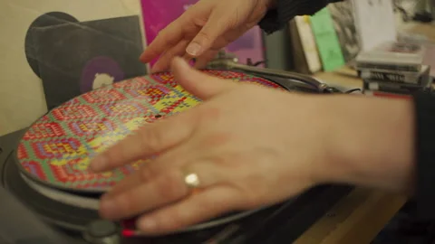 Close Up of Vinyl Record Being Placed and Played on a Record Deck. Vídeos de archivo 136608807