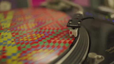 Close Up of Vinyl Record Being Played on a Record Deck. Vídeos de archivo 136609113