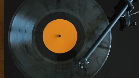 Close up of vinyl record spinning on turntable Stockbeeldmateriaal 331312279