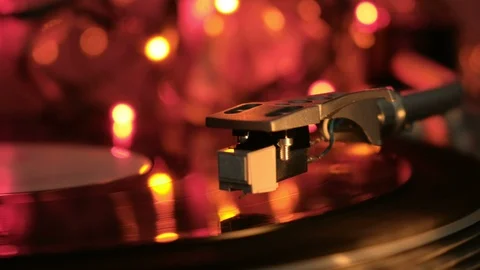 Close up of vinyl turntable record player rotating disc. Multicolored light. 库存影片 96382055