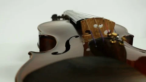 Close up violin and bow on white background. View from the side of violinist. Vídeos de archivo 77021924