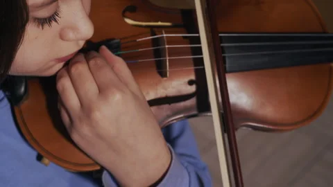 Close-Up of Violinist's Bow on Strings Vidéo 312041179