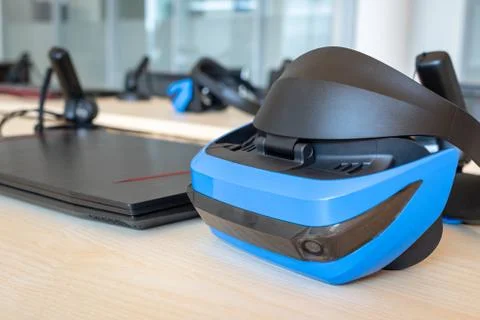 Close up of virtual reality (VR) gear set - headset, controller and computer. Ga Stock-Fotos