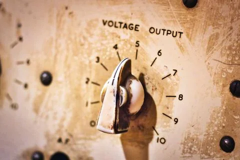 Close-up of a voltage output control knob on a piece of old machinery 스톡 사진