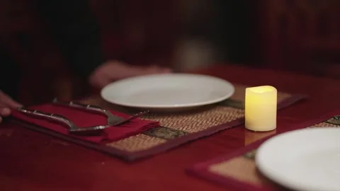 Close Up of Waitress Setting Table in Thai Restaurant at Night Handheld Camera Vidéo 305631871
