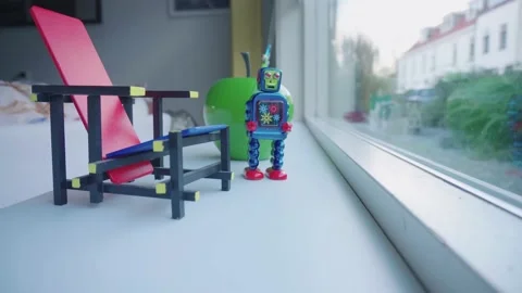 Close up of a walking mini tin robot Vídeos de archivo 137869659