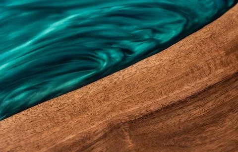 Close up of walnut river table with shimmering turquoise epoxy resin Foto stock