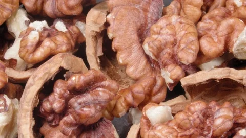 Close-up walnuts. The shell and the kernel. 4K video. Super macro. Stockbeeldmateriaal 140815833