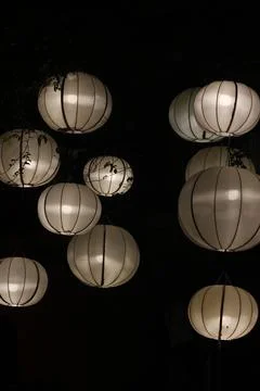 Close-Up of Warm Paper Lanterns at Night in Hoi An, Vietnam Fotos de archivo