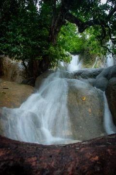 Close-up of water cascading down the ancient, moss-covered rocks. Foto stock
