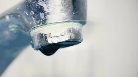 Close-up of Water Droplet Falling from Scratched Chrome Faucet Vídeo Stock 344690555