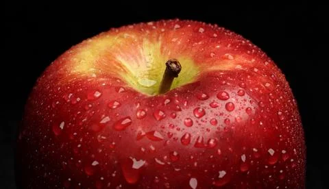 Close up of water droplets on shiny surface of fresh red apple Foto stock